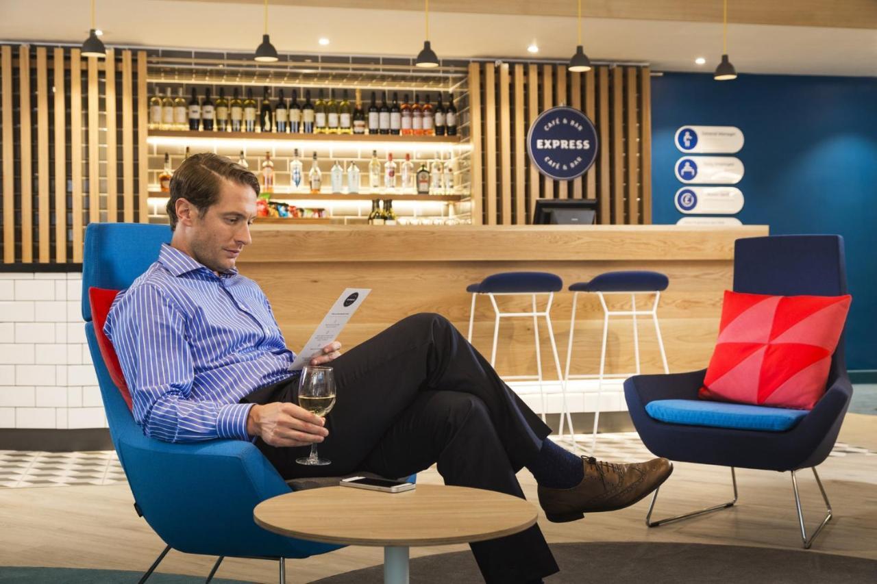 Holiday Inn Express - Fleet By Ihg Dış mekan fotoğraf
